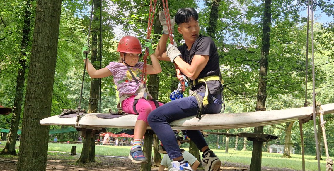 Sportlich bleiben! Kinder im Klettergarten